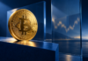 Goldene Bitcoin-Münze vor einer blau beleuchteten Finanzkulisse mit stilisierter Kurslinie.