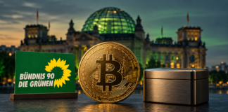 Goldene Bitcoin-Münze neben einer metallenen Spardose vor dem unscharfen Reichstagsgebäude mit grün beleuchteter Kuppel.