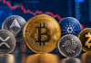 Krypto-Haltefrist bleibt vorerst bei Bitcoin, Finanzamt erhält vollen Zugriff – Krypto News Rückblick KW 41 Münzen von Bitcoin, Ethereum, XRP, Cardano, IOTA und Zcash vor einem blauen Börsenbildschirm mit fallendem Kursverlauf.