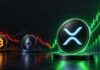 Bitcoin und ETH ETFs bluten – XRP mit antizyklischen Zuflüssen Bitcoin- und Ethereum-Logos vor fallenden roten Kurscharts, während das XRP-Logo mit einem stark steigenden grünen Kursverlauf hervorsticht und die positive Entwicklung von XRP gegenüber BTC und ETH symbolisiert.