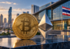 Goldene Bitcoin-Münze und silbernes Ethereum-Symbol vor einem modernen Finanzgebäude mit thailändischer Flagge.