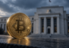 Goldene Bitcoin-Münze vor dem Gebäude der US-Notenbank Federal Reserve unter bewölktem Himmel.