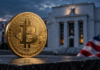 Bitcoin ringt mit 80.000 Dollar: US-Daten verschärfen die Zinsfrage Goldene Bitcoin-Münze vor dem Gebäude der US-Notenbank Federal Reserve mit amerikanischer Flagge.