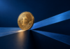 Goldene Bitcoin-Münze an der Verzweigung zweier blauer Flächen vor dunkelblauem Hintergrund.