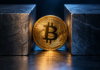 Bitcoin-Bullen unter Zugzwang: Diese Marke muss laut Glassnode jetzt fallen Goldene Bitcoin-Münze zwischen zwei dunklen Blöcken als Symbol für eine enge Handelsspanne.