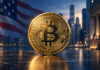 Goldene Bitcoin-Münze vor einer US-Flagge und der Skyline des New Yorker Finanzviertels.