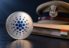 Cardano vor Mega-Adoption? Indiens Polizei plant ADA-Einsatz Silberne Medaille mit Cardano-Logo vor einer Aktenmappe mit indischen Nationalfarben und einer Polizeimütze.