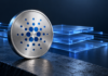 Cardano: Neue Layer-2 erreicht 4.000 TPS – Kann der ADA-Kurs profitieren? Metallisches Cardano-Symbol vor transparenten blauen Ebenen und leuchtenden Datenverbindungen.