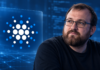 KI-Illustration von Charles Hoskinson neben dem Cardano-Logo vor einem blauen Hintergrund mit angedeutetem Programmcode.