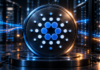 Großes Cardano-Logo vor Serveranlagen mit blauen Datenströmen und orangefarbener Beleuchtung.