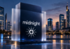 Cardano Midnight-Schriftzug auf einem dunkelblauen Monolithen mit transparenten Glasschichten vor einer Finanzmetropole.