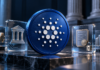 Blaues Cardano-Symbol neben gläsernen Darstellungen von Finanzanlagen und einem Schloss.