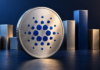Silberne Münze mit blauem Cardano-Symbol vor sieben abstrakten Budgetblöcken.