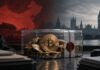 China will 61.800 Bitcoin aus Milliardenbetrug beschlagnahmen Versiegelte Bitcoin-Münzen vor chinesischer Flagge und Londoner Skyline als Symbol für den Streit um 61.896 Bitcoin