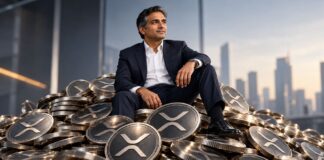 Größtes XRP-Treasury der Welt sichert sich Millionen für weitere XRP-Käufe CEO von Evernorth sitzt im Anzug auf einem riesigen Stapel von XRP-Münzen vor moderner Skyline – symbolische Darstellung eines wachsenden XRP-Treasurys.