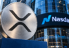 Silberne Münze mit XRP-Symbol vor dem Nasdaq MarketSite als Illustration zu Evernorths Börsendebüt.