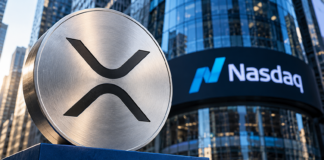 Silberne Münze mit XRP-Symbol vor dem Nasdaq MarketSite als Illustration zu Evernorths Börsendebüt.