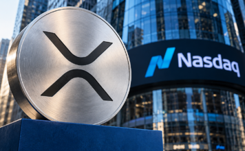 Silberne Münze mit XRP-Symbol vor dem Nasdaq MarketSite als Illustration zu Evernorths Börsendebüt.