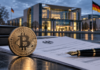 Bitcoin-Münze auf Steuerunterlagen vor einem deutschen Regierungsgebäude als Symbolbild zur geplanten Krypto-Steuerreform.