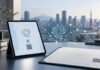 IOTA im Großeinsatz: Über 100.000 Prüfungsanmeldungen in Japan erwartet Digitales Zertifikat auf einem Tablet und Urkunde mit QR-Code auf einem Schreibtisch vor der Skyline von Tokio, ergänzt durch ein stilisiertes Blockchain-Netzwerk im Hintergrund