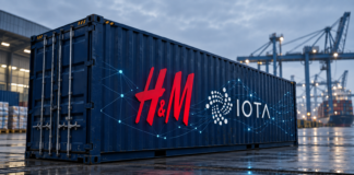 Symbolischer Frachtcontainer mit H&M-Logo und digitalen Datenverbindungen in einem Logistikterminal.