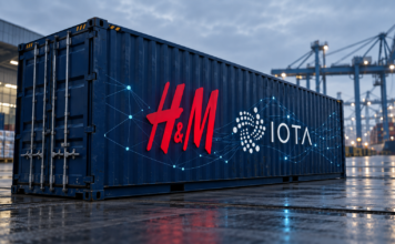 Symbolischer Frachtcontainer mit H&M-Logo und digitalen Datenverbindungen in einem Logistikterminal.