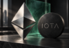 Silbernes Ethereum-Symbol neben einer dunklen Scheibe mit IOTA-Schriftzug und grünem Glaselement.