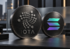 Dunkle Metallmünzen mit IOTA- und Solana-Logo auf einem Schreibtisch vor einer modernen Bürokulisse.