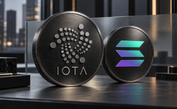 Dunkle Metallmünzen mit IOTA- und Solana-Logo auf einem Schreibtisch vor einer modernen Bürokulisse.