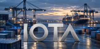 Silberner IOTA-Schriftzug vor einem Containerhafen mit blauen digitalen Datenverbindungen.