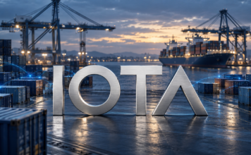 Silberner IOTA-Schriftzug vor einem Containerhafen mit blauen digitalen Datenverbindungen.