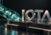 IOTA mit starkem Wachstum: USDT0 steigt um 80 Prozent, Burn legt zu Silberner IOTA-Schriftzug neben einem gläsernen Kanal mit türkisfarbenen Dollar-Token auf dunklem Hintergrund.
