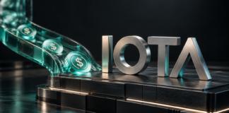IOTA mit starkem Wachstum: USDT0 steigt um 80 Prozent, Burn legt zu Silberner IOTA-Schriftzug neben einem gläsernen Kanal mit türkisfarbenen Dollar-Token auf dunklem Hintergrund.