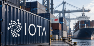 Symbolische Hafenansicht mit IOTA- und H&M-Logos auf Containern und blauen Datenverbindungen.
