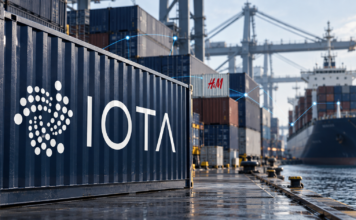 Symbolische Hafenansicht mit IOTA- und H&M-Logos auf Containern und blauen Datenverbindungen.