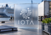 IOTA-Logo vor einem Kreuzfahrtschiff und einem Kühltransporter, daneben frisches Gemüse und ein Dokumentenordner.