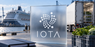 IOTA-Logo vor einem Kreuzfahrtschiff und einem Kühltransporter, daneben frisches Gemüse und ein Dokumentenordner.