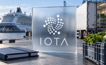 IOTA-Logo vor einem Kreuzfahrtschiff und einem Kühltransporter, daneben frisches Gemüse und ein Dokumentenordner.