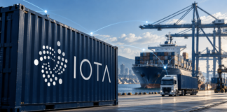 Container mit großem IOTA-Logo vor einem Frachtschiff und einem Lkw, verbunden durch symbolische digitale Datenlinien.