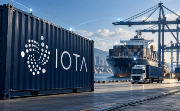 Container mit großem IOTA-Logo vor einem Frachtschiff und einem Lkw, verbunden durch symbolische digitale Datenlinien.