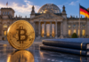 Krypto-Haltefrist: Ressortabstimmung dauert an, neuer Kabinettstermin offen Goldene Bitcoin-Münze neben blauen Aktenmappen vor dem Reichstagsgebäude mit deutscher Flagge.