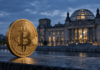 Widerstand gegen Abschaffung der Krypto-Haltefrist wächst immens bei CDU und CSU Goldene Bitcoin-Münze vor dem Berliner Reichstagsgebäude in abendlichem Licht.