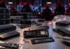 Manipulierte Ledger-Hardware-Wallets mit Spionagekomponenten und symbolisch dargestelltem Hackernetzwerk im Hintergrund