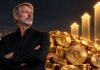 Saylor: 100-Milliarden-Dollar-Chance könnte Bitcoin-Kurs verdreifachen Michael Saylor vor einem großen Haufen Bitcoin-Münzen mit drei aufsteigenden Pfeilen als Symbol für eine mögliche Verdreifachung des Bitcoin-Kurses.