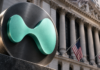 Türkisfarbenes Hyperliquid-Symbol vor der New Yorker Börse mit US-Flaggen.
