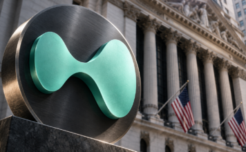 Türkisfarbenes Hyperliquid-Symbol vor der New Yorker Börse mit US-Flaggen.