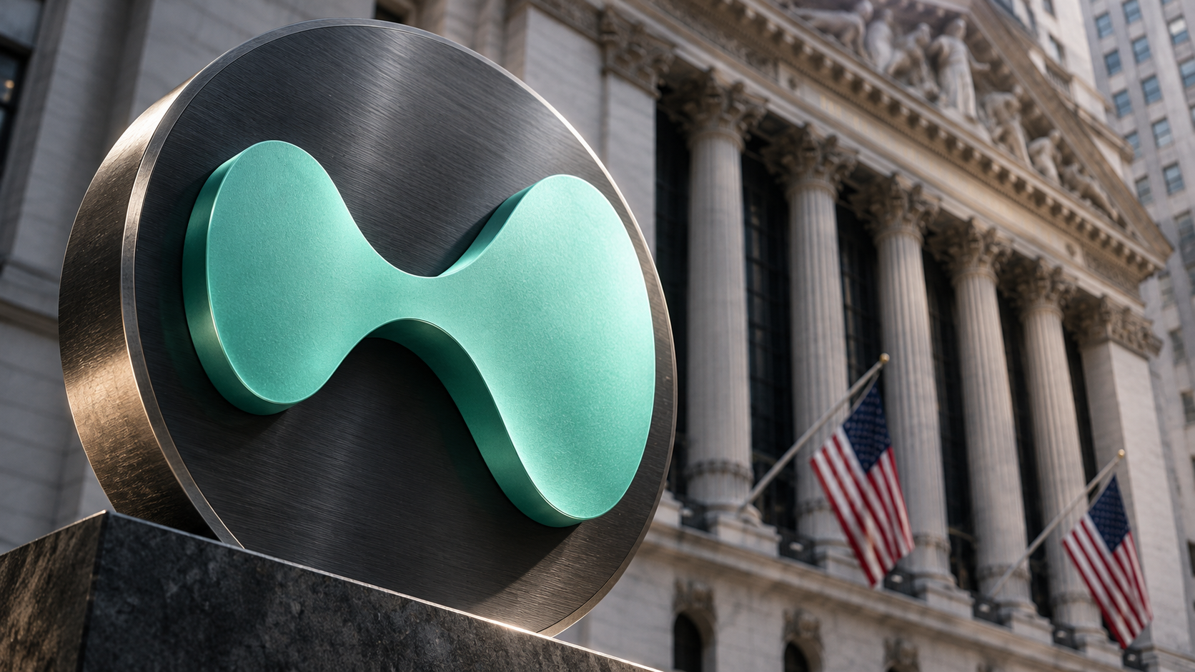 Türkisfarbenes Hyperliquid-Symbol vor der New Yorker Börse mit US-Flaggen.