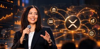 Ripple-Präsidentin Monica Long bei einem Vortrag vor einer Illustration des XRP-Logos und eines globalen digitalen Zahlungsnetzwerks.