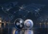 Ripple kooperiert mit Schweizer Fintech: 10-Milliarden-Dollar-Deal für XRP Ledger Symbolische Darstellung von XRP und RLUSD vor einer Weltkarte mit globalen Zahlungsverbindungen