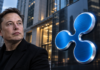 Elon Musk neben einem großen blauen Ripple-Logo vor einer modernen Bankfassade.